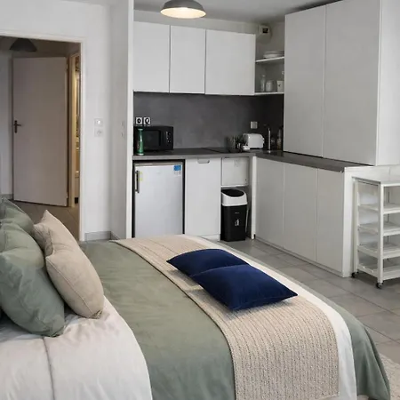 Apartment 5-minute Airport & Airbus *