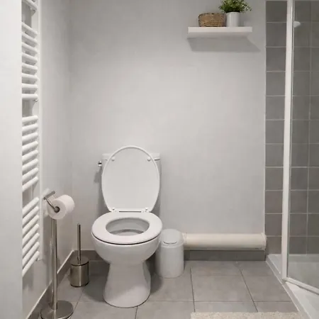 5-minute Airport & Airbus Apartment *