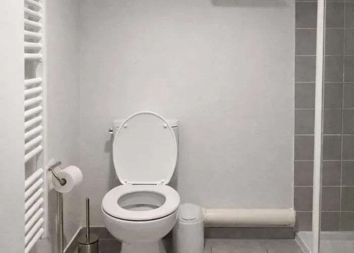 5-minute Airport & Airbus Apartment *